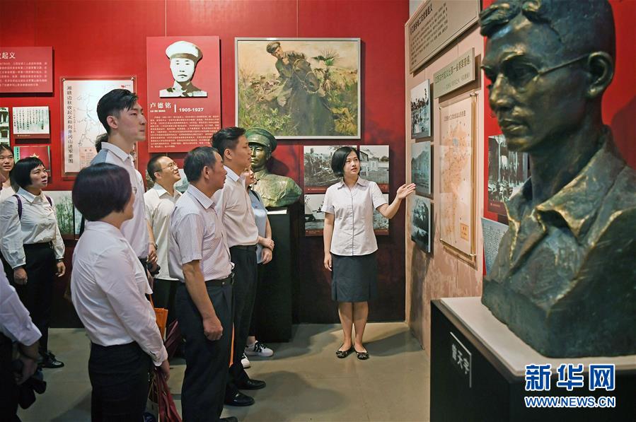 （新華全媒頭條&middot;圖文互動(dòng)）（7）全黨來(lái)一個(gè)大學(xué)習(xí)&mdash;&mdash;新時(shí)代中國(guó)共產(chǎn)黨人的理論自覺