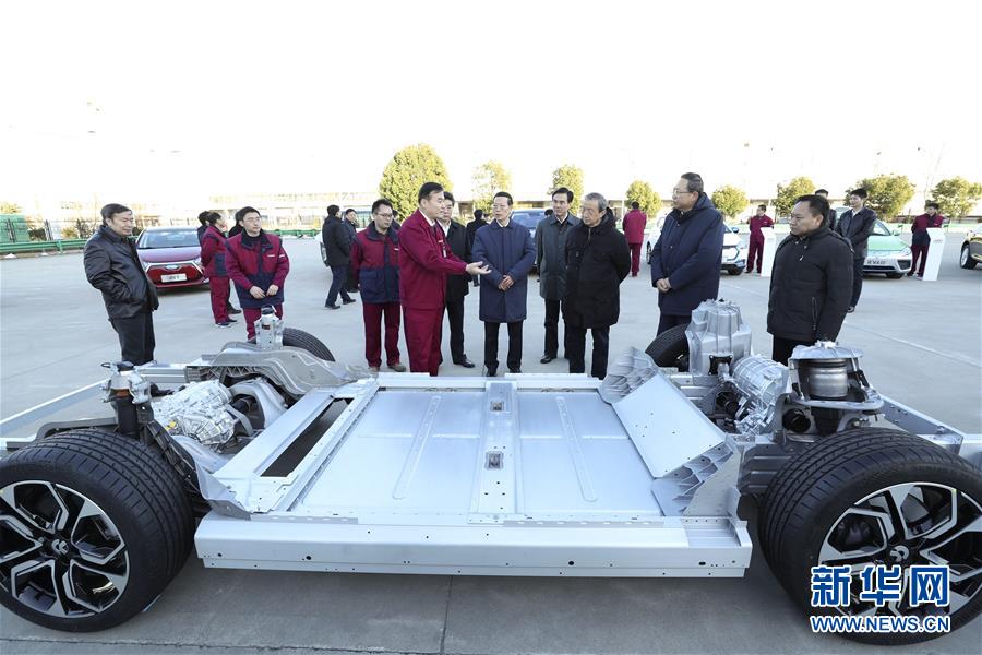 1月9日至10日，國務(wù)院副總理張高麗在安徽調(diào)研推動長江經(jīng)濟(jì)帶發(fā)展工作。這是1月9日，張高麗在江淮汽車股份有限公司了解企業(yè)生產(chǎn)經(jīng)營和參與國際產(chǎn)能合作情況。新華社記者 龐興雷 攝