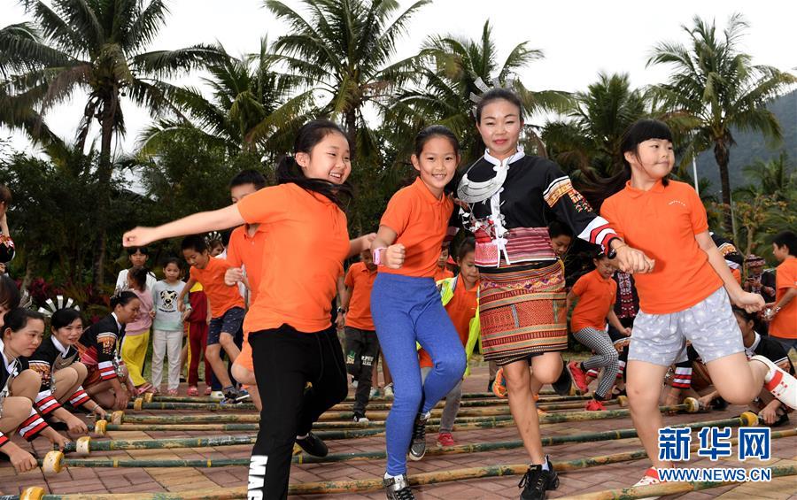 （社會）（1）海南貧困黎鄉(xiāng)&mdash;&mdash;小妹村：旅游扶貧將綠水青山打造成金山銀山(4)