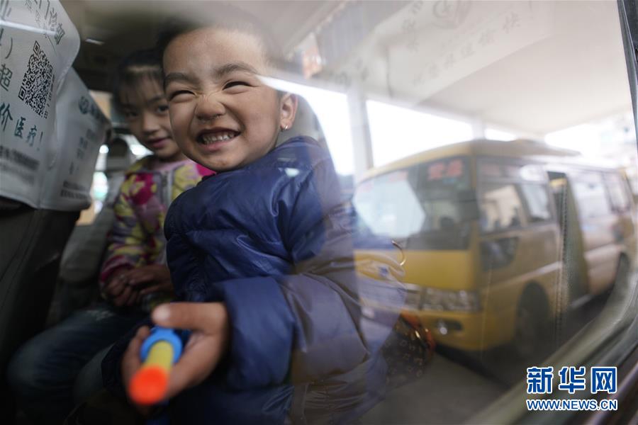 (圖文互動(dòng)·新華全媒頭條)(3)讓農(nóng)民致富奔小康的道路越走越寬廣——黨的十八大以來(lái)以習(xí)近平同志為核心的黨中央關(guān)心農(nóng)村公路發(fā)展紀(jì)實(shí)