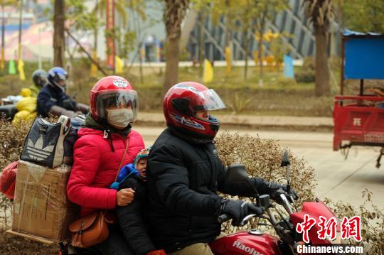 86歲留守老人最期盼的新年禮物：兒孫&ldquo;鐵騎&rdquo;返鄉(xiāng)來(lái)