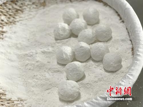 制作元宵時(shí)，首先要將餡料做好，沾上水，再投進(jìn)盛滿糯米粉的笸籮內(nèi)搖。<a target='_blank'  ><p  align=