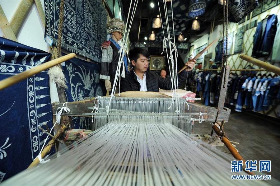 （社會）（7）貴州丹寨：&ldquo;指尖經(jīng)濟(jì)&rdquo;繪制脫貧藍(lán)圖