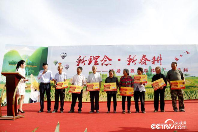 愛(ài)心企業(yè)與貧困農(nóng)戶結(jié)對(duì)子、送肥料