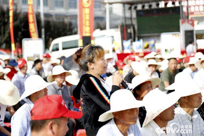 活動(dòng)現(xiàn)場(chǎng)，農(nóng)民搶答問(wèn)題