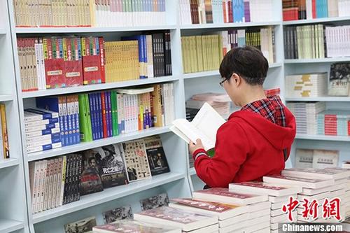 5月9日，一女子在哈爾濱市某書店選購圖書。從5月1日至5月4日，全國32家紙廠宣布漲價，各紙種漲價幅度為每噸100元至300元不等。對此，出版行業(yè)業(yè)內(nèi)人士表示&ldquo;因為紙張價格上漲，直接造成了出版成本的明顯增加，出版行業(yè)只能被迫對圖書定價進(jìn)行調(diào)整。&rdquo;
<a target='_blank' >中新社</a>記者 于琨 攝
