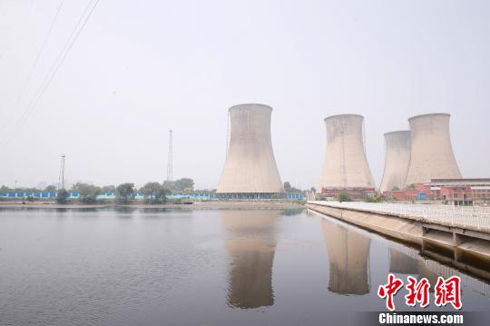 按照規(guī)劃，位于首鋼園區(qū)內(nèi)的滑雪大跳臺(tái)建成后將成為世界首例永久保留和使用的單板大跳臺(tái)場(chǎng)地。圖為單板大跳臺(tái)選址所在地?！№n海丹 攝