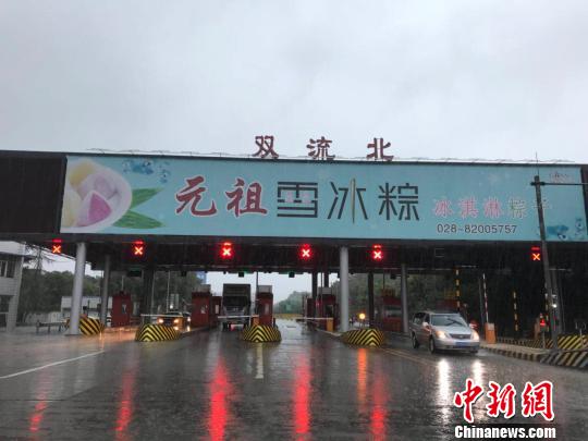 網(wǎng)傳車輛被淹的收費(fèi)站現(xiàn)狀?！＄娦?攝