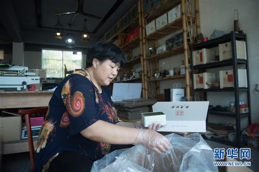 (新華全媒頭條·圖文互動(dòng))(8)安吉白茶奔向扶貧一線——浙江黃杜村農(nóng)民黨員先富幫后富向貧困地區(qū)捐贈(zèng)“扶貧苗”