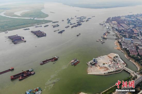 8月1日，巨型的水泥儲(chǔ)罐被吊離碼頭，湖南岳陽(yáng)城陵磯新港區(qū)天欣碼頭的整治已基本完成。今年5月，長(zhǎng)江岸線(xiàn)湖南段開(kāi)展港口碼頭&ldquo;關(guān)停并轉(zhuǎn)&rdquo;專(zhuān)項(xiàng)整治行動(dòng)。截至目前，該行動(dòng)已集中關(guān)停42個(gè)碼頭泊位，退出岸線(xiàn)7302米。楊華峰 攝