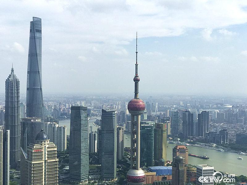 　　長三角更高質(zhì)量的一體化發(fā)展，將建成具有全球競爭力的世界級(jí)城市群。圖為上海陸家嘴（孔華/攝）