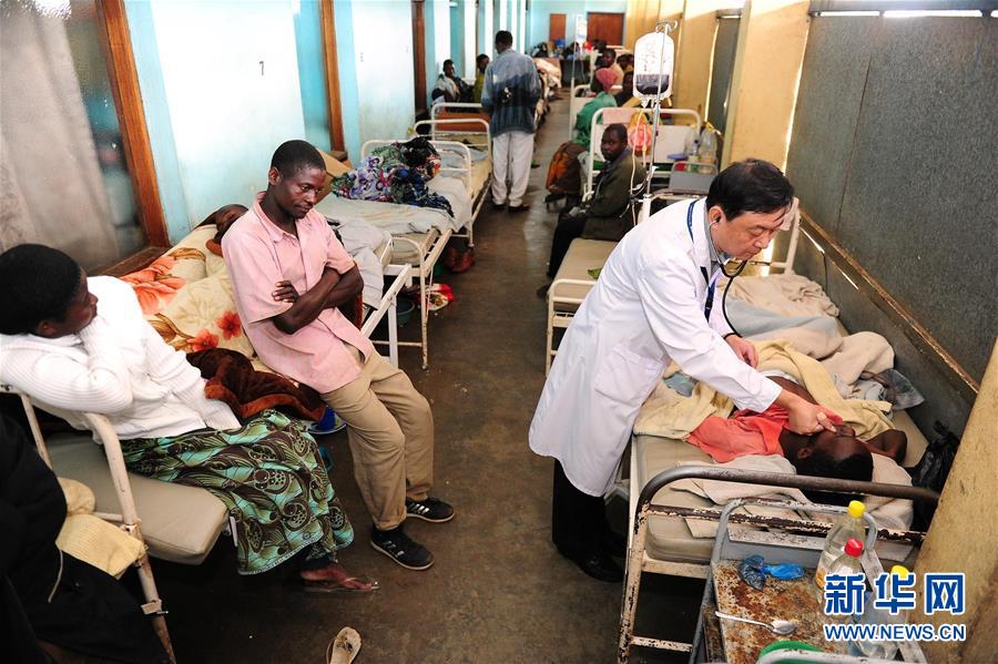 （新華全媒頭條&middot;圖文互動）（8）以生命的名義&mdash;&mdash;獻(xiàn)給首個&ldquo;中國醫(yī)師節(jié)&rdquo; 