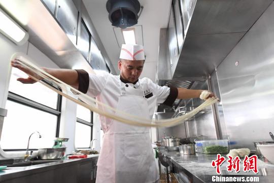 蘭州牛肉面&ldquo;坐火車(chē)&rdquo;開(kāi)啟舌尖上的&ldquo;絲路之旅&rdquo;