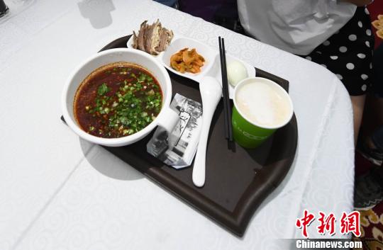 圖為&ldquo;環(huán)西部火車(chē)游Y667/8次&rdquo;列車(chē)上推出蘭州牛肉面套餐，套餐38元，有一碗牛肉面、一碟牛肉、一個(gè)雞蛋、一份小菜、一份甜胚子?！钇G敏 攝