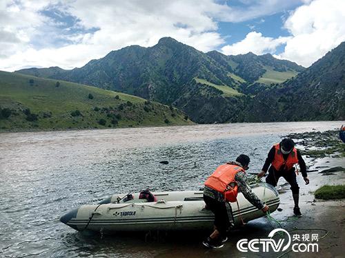 管護(hù)員久美扎西（右）和朋友正準(zhǔn)備將皮劃艇抬上岸。