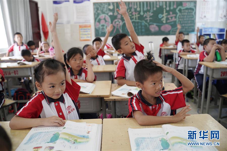 （新華全媒頭條&middot;壯闊東方潮　奮進新時代&mdash;&mdash;慶祝改革開放40年&middot;圖文互動）（5）小崗，與時代同行&mdash;&mdash;&ldquo;中國農(nóng)村改革第一村&rdquo;40年變遷的改革啟示