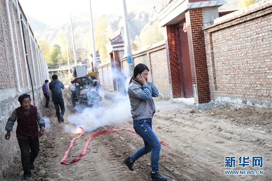 （新華全媒頭條&middot;壯闊歷程40年系列述評(píng)&middot;圖文互動(dòng)）（3）舉旗定向 康莊大道&mdash;&mdash;從改革開放40年看中國自信