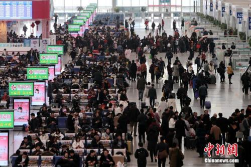 12月25日，西安北車站內(nèi)人頭攢動。<a target='_blank' ><p  align=