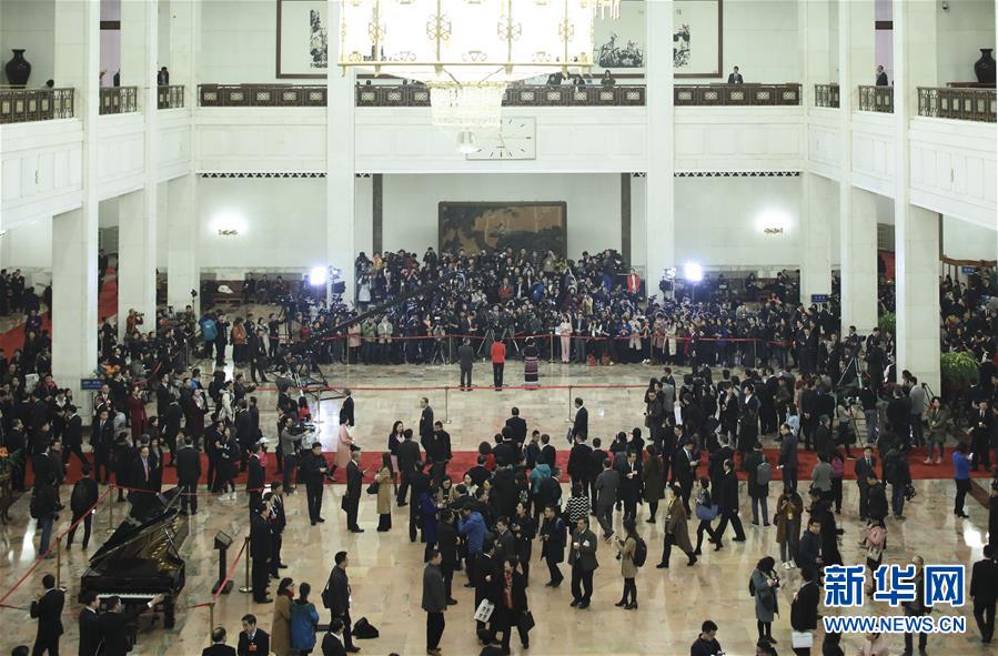 （兩會(huì)&middot;政協(xié)開幕）（17）全國政協(xié)委員接受采訪