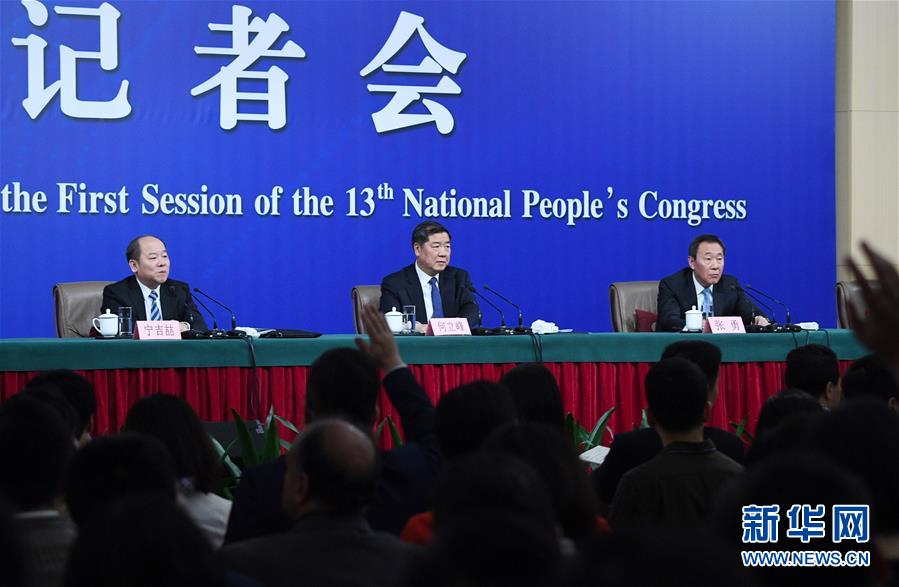 （兩會(huì)&middot;XHDW）（3）國(guó)家發(fā)改委主任何立峰等就&ldquo;創(chuàng)新和完善宏觀調(diào)控，推動(dòng)高質(zhì)量發(fā)展&rdquo;答記者問(wèn)