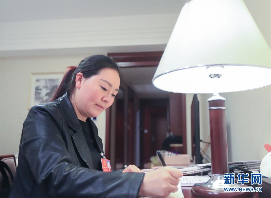 （兩會(huì)&middot;基層代表履職故事）（3）全國(guó)人大代表喬進(jìn)雙梅：&ldquo;花間&rdquo;繡出美麗人生