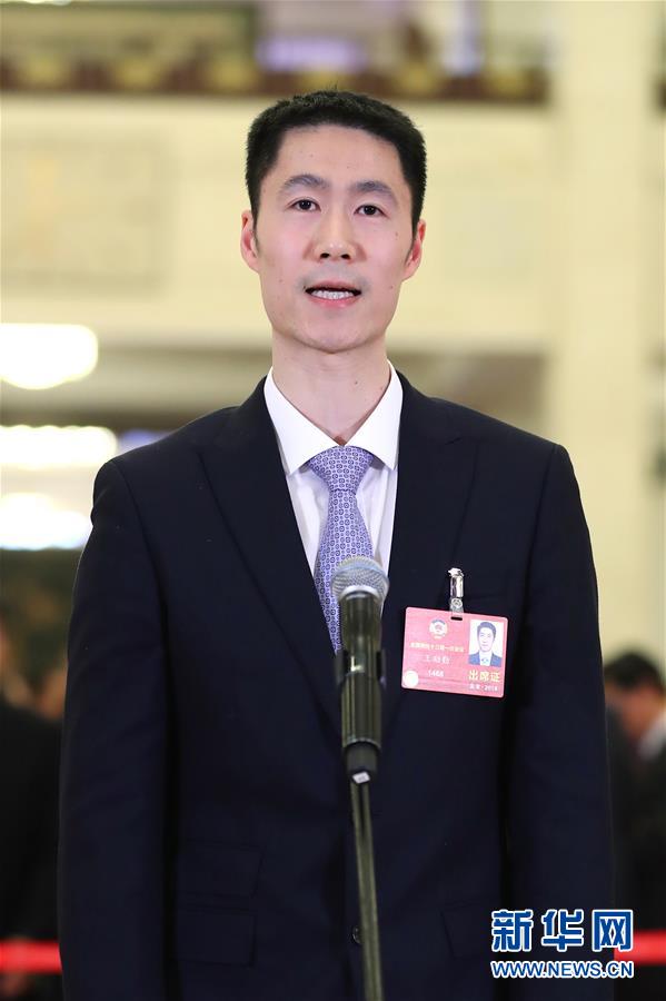 （兩會(huì)&middot;XHDW）（10）全國(guó)政協(xié)委員接受采訪(fǎng)
