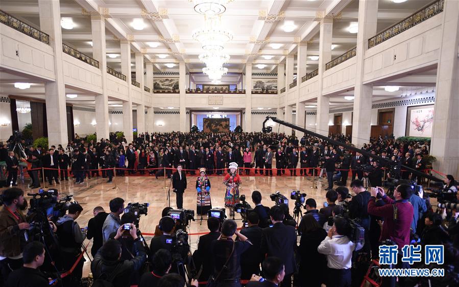 （兩會(huì)&middot;XHDW）（12）全國(guó)人大代表接受采訪