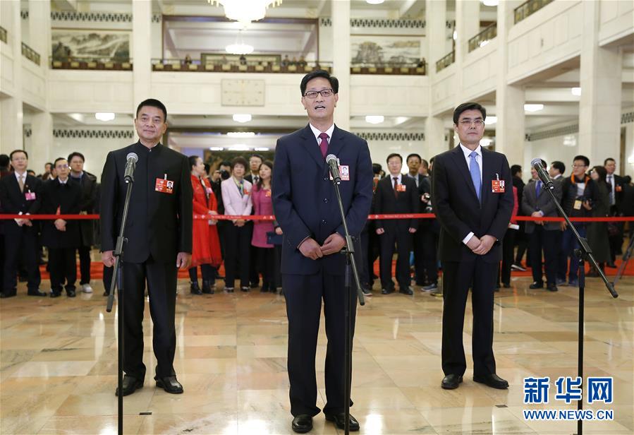 （兩會(huì)&middot;XHDW）（15）全國(guó)政協(xié)委員接受采訪