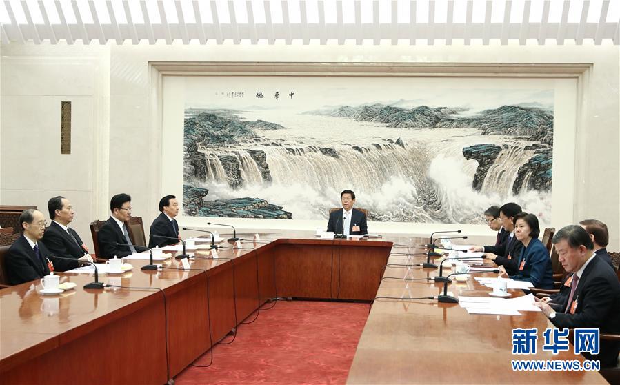 (兩會)十三屆全國人大一次會議主席團常務(wù)主席第六次會議舉行 栗戰(zhàn)書主持