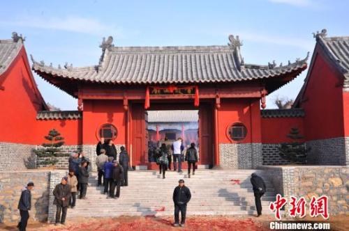 資料圖：元旦小長(zhǎng)假期間，威海南海新區(qū)云龍山上舉辦新年廟會(huì)。　劉昌勇 攝