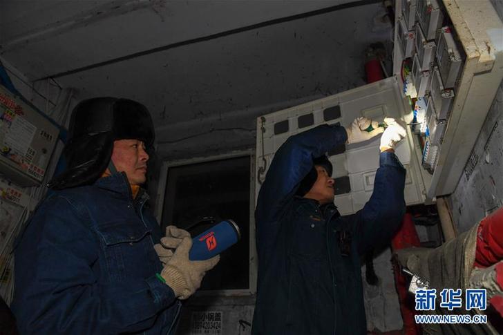 (圖文互動(dòng))(2)一夜寒風(fēng)話新年——極寒跨年夜里的勞動(dòng)者之歌
