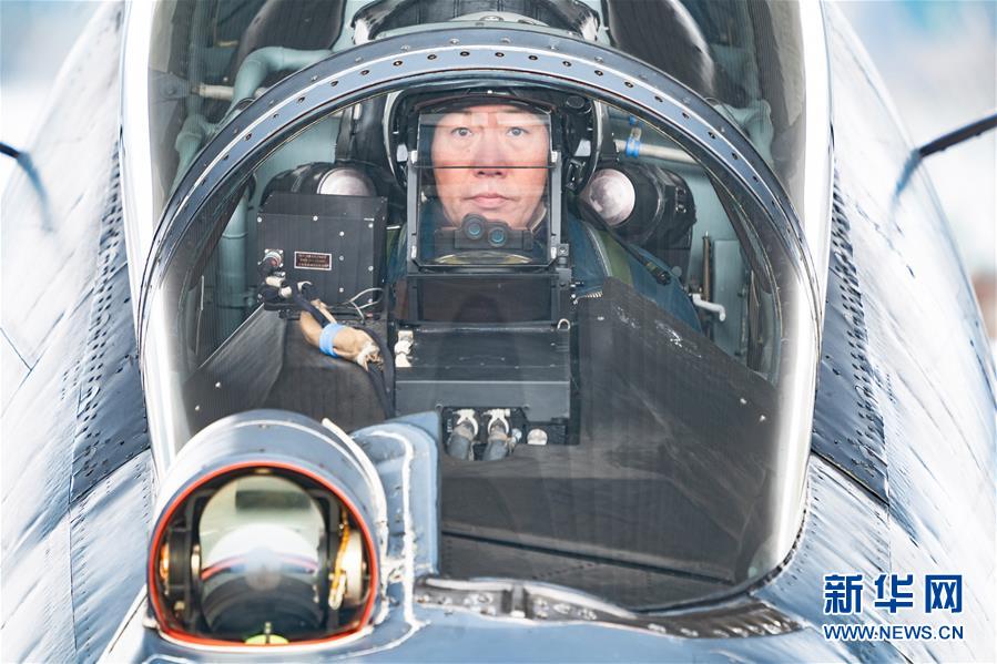 （新華全媒頭條&middot;圖文互動(dòng)）（2）戰(zhàn)鷹，為祖國奮飛&mdash;&mdash;記空軍航空兵某旅旅長、特級(jí)飛行員郝井文