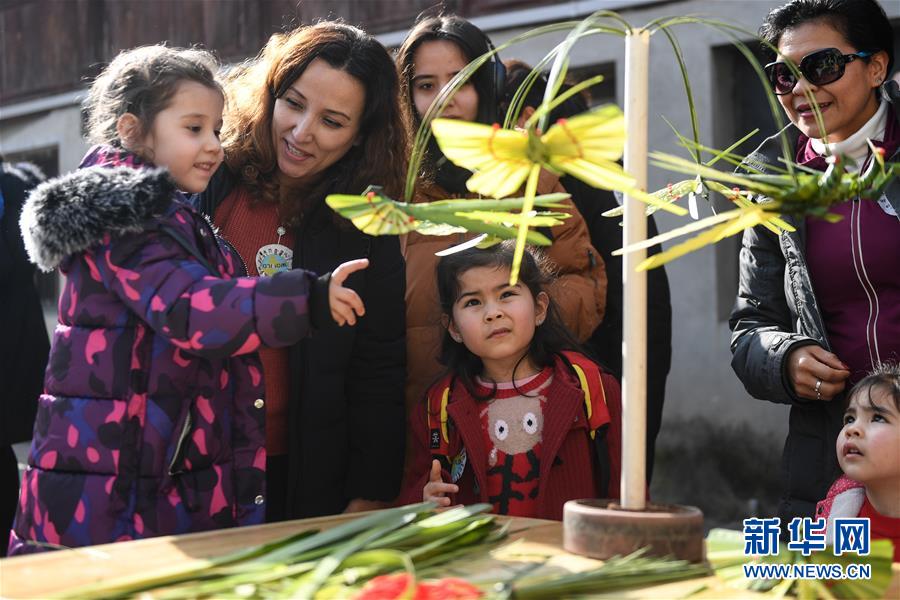 （社會）（1）外國友人在中國鄉(xiāng)村體驗(yàn)民俗
