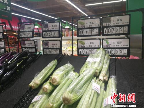 圖為超市里的蔬菜攤。正值晚間，一些菜已被人們買空。 謝藝觀 攝