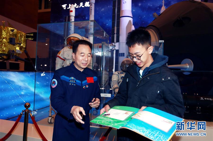 (圖文互動(dòng))(1)“偉大的變革——慶祝改革開(kāi)放40周年大型展覽”迎來(lái)寒假參觀熱潮 現(xiàn)場(chǎng)觀眾人數(shù)突破300萬(wàn)