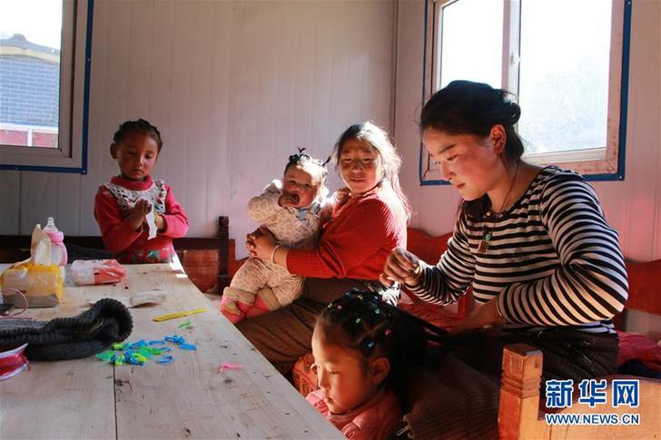 （圖文互動(dòng)）（3）&ldquo;這里過(guò)新年和往常一樣熱鬧&rdquo;&mdash;&mdash;西藏雅江堰塞湖受災(zāi)群眾安置點(diǎn)新春見聞