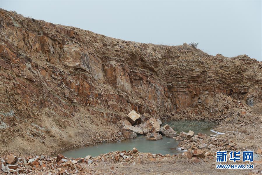 （新華視點&middot;圖文互動）（1）挖掘作業(yè)距漢墓中心僅20米，村民住房出現(xiàn)裂縫&hellip;&hellip;&ldquo;造地&rdquo;如何變挖山？