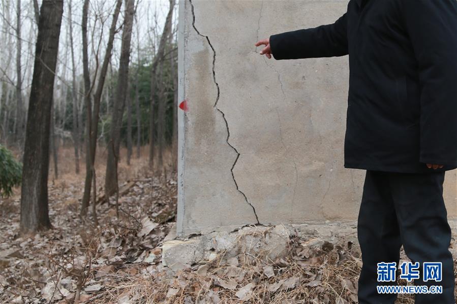 （新華視點&middot;圖文互動）（3）挖掘作業(yè)距漢墓中心僅20米，村民住房出現(xiàn)裂縫&hellip;&hellip;&ldquo;造地&rdquo;如何變挖山？