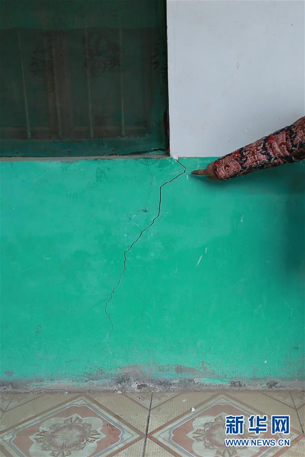 （新華視點&middot;圖文互動）（4）挖掘作業(yè)距漢墓中心僅20米，村民住房出現(xiàn)裂縫&hellip;&hellip;&ldquo;造地&rdquo;如何變挖山？