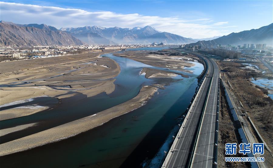 （兩會前夕看落實&middot;圖文互動）（2）格桑花開 幸福路寬&mdash;&mdash;西藏落實習近平總書記全國兩會重要講話精神紀實