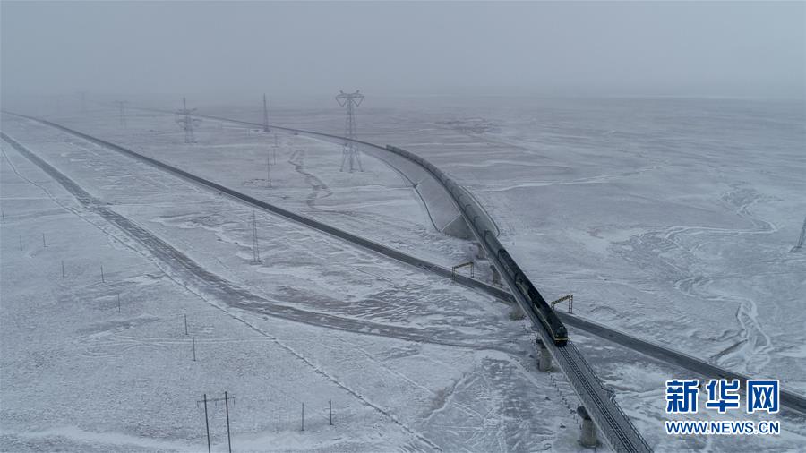 (新華全媒頭條·圖文互動(dòng))(1)他們是比鋼鐵還硬的漢子——天路之巔看不見(jiàn)的“軌枕”