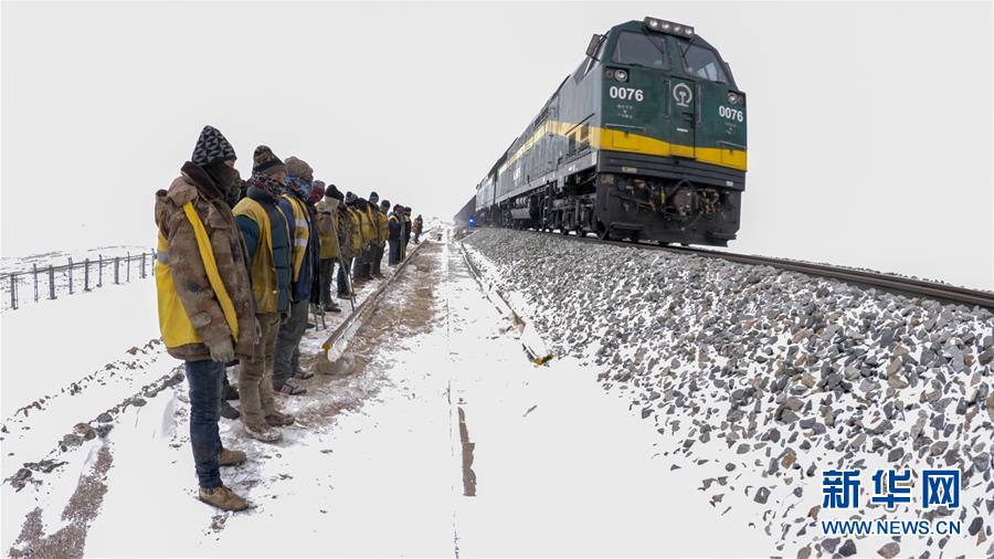 (新華全媒頭條·圖文互動(dòng))(8)他們是比鋼鐵還硬的漢子——天路之巔看不見(jiàn)的“軌枕”