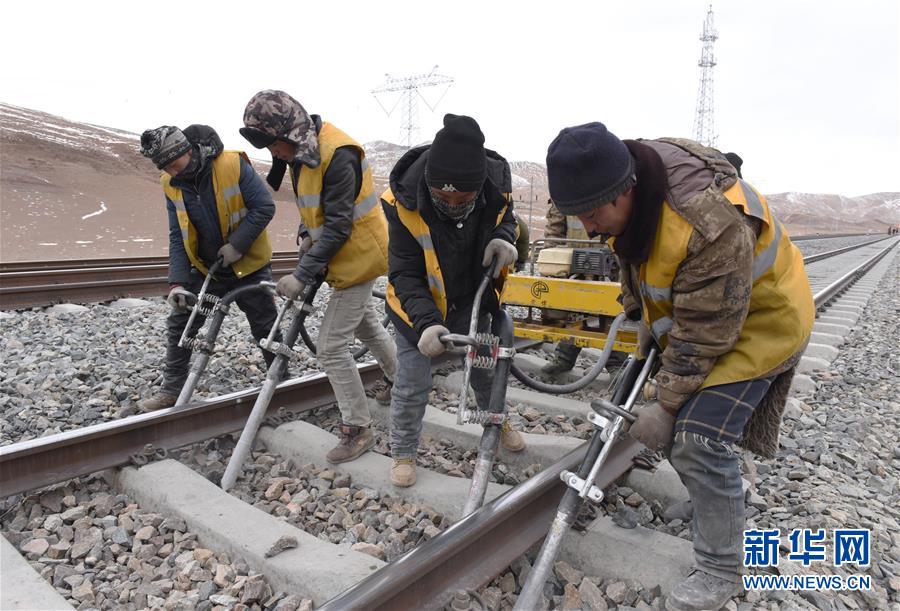 (新華全媒頭條·圖文互動(dòng))(3)他們是比鋼鐵還硬的漢子——天路之巔看不見(jiàn)的“軌枕”