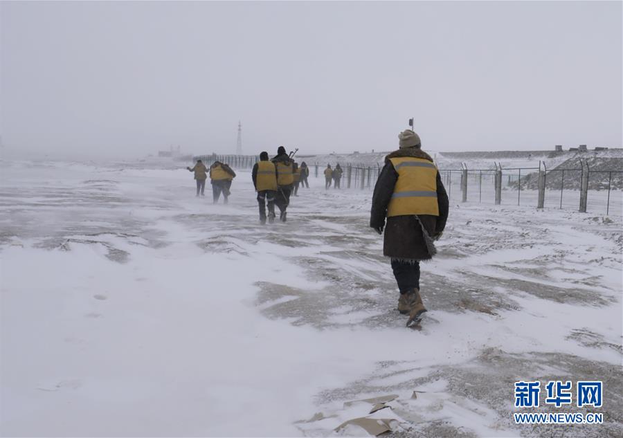 (新華全媒頭條·圖文互動(dòng))(2)他們是比鋼鐵還硬的漢子——天路之巔看不見(jiàn)的“軌枕”