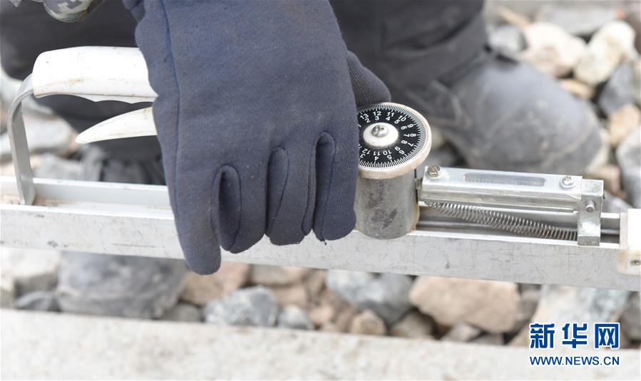 (新華全媒頭條·圖文互動(dòng))(5)他們是比鋼鐵還硬的漢子——天路之巔看不見(jiàn)的“軌枕”