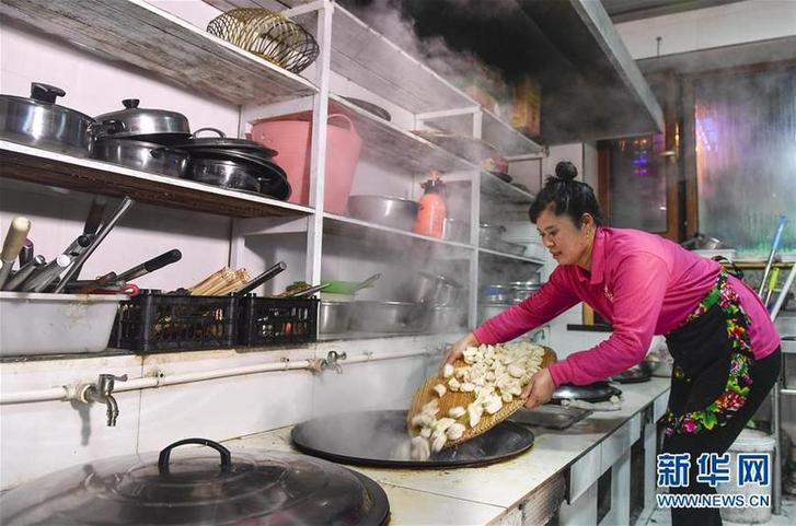 （在習(xí)近平新時代中國特色社會主義思想指引下&mdash;&mdash;新時代新作為新篇章&middot;圖文互動）（6）三年，從無名小屯到聲名遠(yuǎn)播&mdash;&mdash;這個&ldquo;雪鄉(xiāng)&rdquo;是如何做到的？