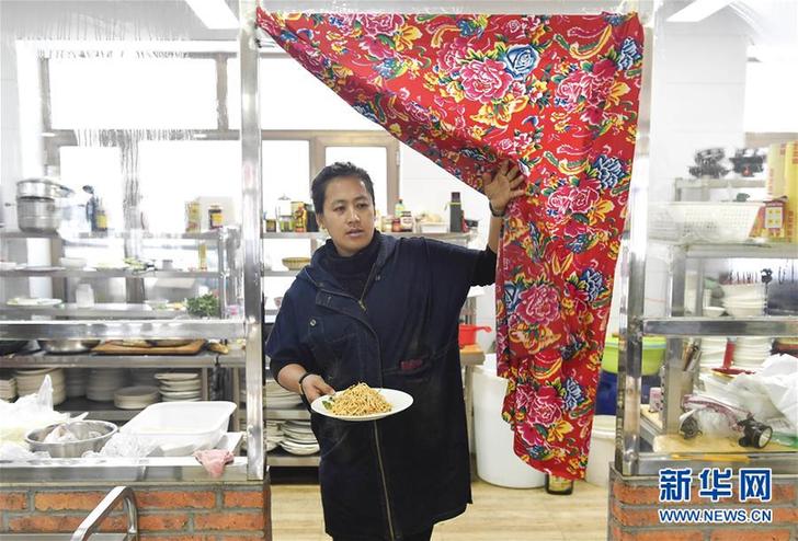 （在習(xí)近平新時代中國特色社會主義思想指引下&mdash;&mdash;新時代新作為新篇章&middot;圖文互動）（5）三年，從無名小屯到聲名遠(yuǎn)播&mdash;&mdash;這個&ldquo;雪鄉(xiāng)&rdquo;是如何做到的？