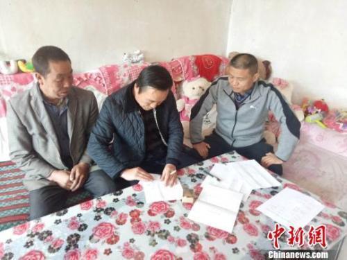 資料圖：圖為扶貧隊(duì)伍進(jìn)貧困戶里，給貧困戶宣講政策?！＄娦?攝