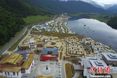 資料圖：初夏的西藏林芝魯朗小鎮(zhèn)美輪美奐。<a target='_blank' ><p  align=