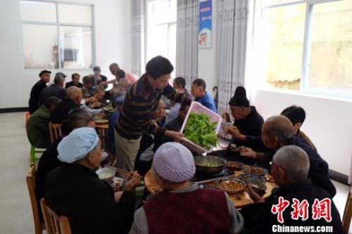 資料圖：社會(huì)福利中心吃飯的老人們。徐學(xué)練 攝。